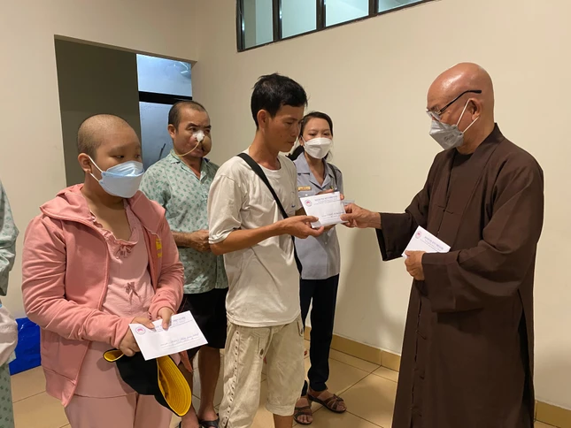 Hòa thượng Thích Tâm Viên đại diện bạn đọc Báo Giác Ngộ trao tiền ủng hộ bệnh nhân khó khăn - Ảnh: Mộng Tuyền