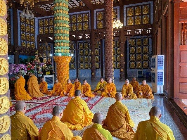 Đại chúng lần lượt tác pháp thọ an cư Đại chúng lần lượt tác pháp thọ an cư