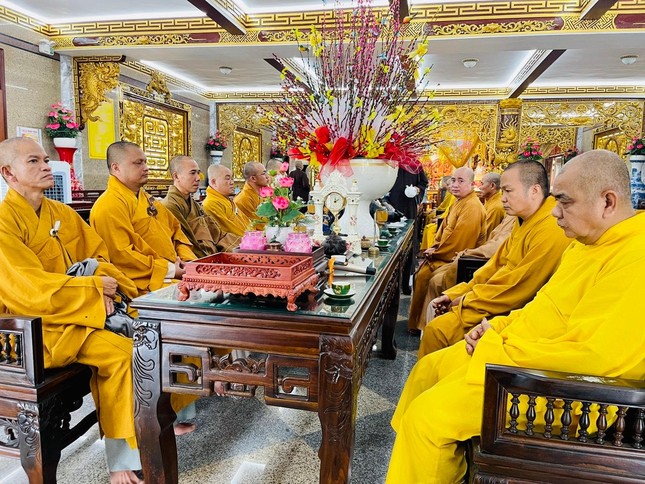 Đại đức Thích Trí Thuận tiếp chư tôn đức về thăm trường hạ chùa Vĩnh An