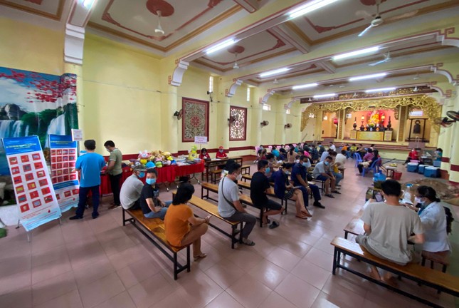 Các bạn trẻ, Phật tử ngồi đợi hiến máu do chùa Hòa Khánh tổ chức