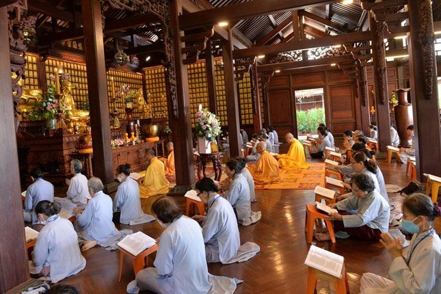 Phật tử tu Bát Quan trai bái sám theo Lương Hoàng sám