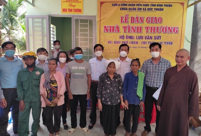 Quang cảnh buổi trao tặng nhà tình thương cho hộ ông Lưu Văn Sứt.