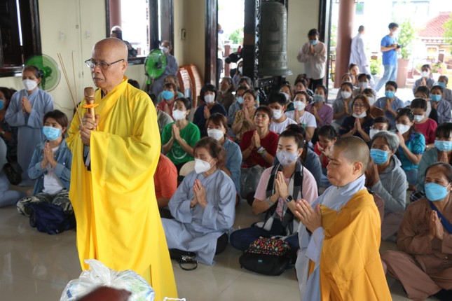 Hòa thượng Thích Chơn Nguyên niêm hương Tam bảo - Ảnh: CTV Hòa thượng Thích Chơn Nguyên niêm hương Tam bảo - Ảnh: CTV