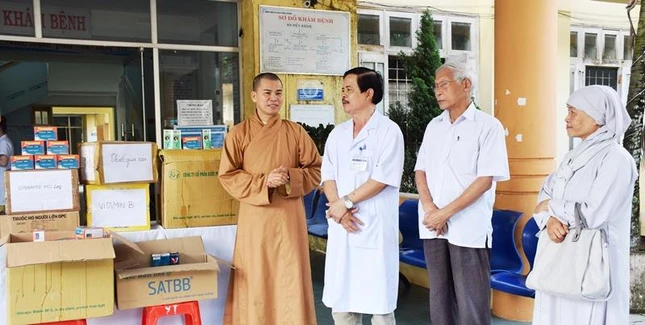 Đại đức Thích Tâm Quang chia sẻ tại trung tâm y tế