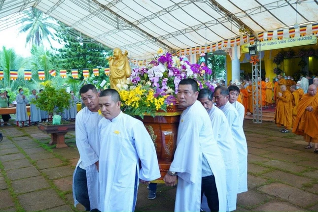 Cung thỉnh kim quan Trưởng lão Hòa thượng rời Giác linh đường tịnh xá Ngọc Nguyên