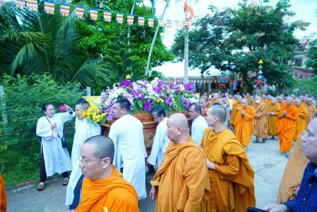Đông đảo chư Tăng các tịnh xá đến tiễn biệt vị giáo phẩm có công lao đối với sự phát triển của hệ phái và Phật giáo tỉnh nhà