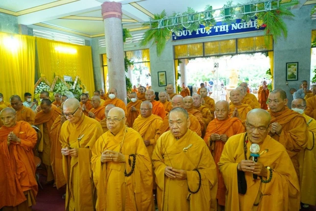 Chư tôn đức Hội đồng Chứng minh, Hội đồng Trị sự, Ban Trị sự GHPGVN tỉnh, Hệ phái Khất sĩ đã thành kính niêm hương tưởng niệm trước lễ di quan