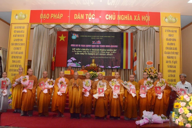 Hòa thượng Thích Huệ Trí trao quyết định đến các ủy viên Ban Trị sự tỉnh Hòa thượng Thích Huệ Trí trao quyết định đến các ủy viên Ban Trị sự tỉnh