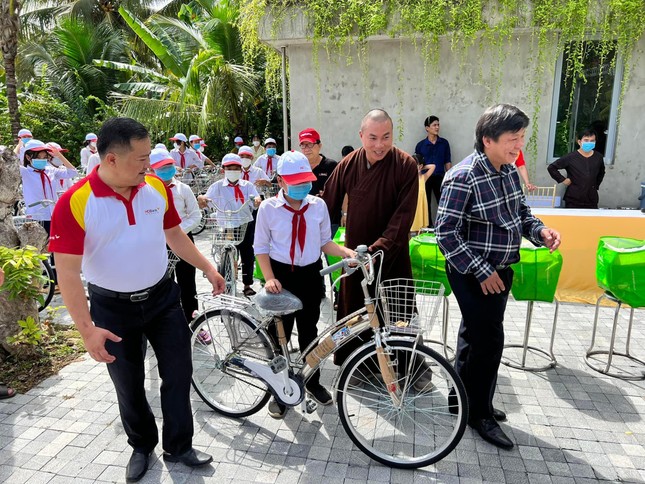 Trao xe đạp đến học sinh nghèo