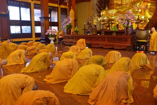 Đại chúng thành kính đảnh lễ Tam bảo