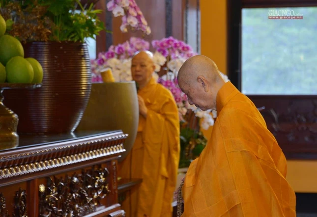 Trưởng lão Hòa thượng Quyền Pháp chủ GHPGVN đảnh lễ Tam bảo