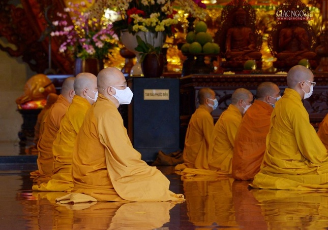 Bố-tát là nghi thức đặc thù của giới xuất gia