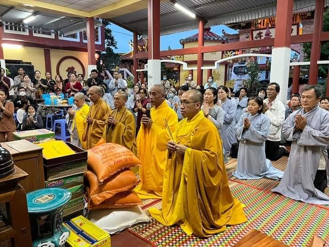 Chư tôn đức tác bạch cúng dường trường hạ