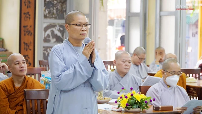 Ni sư Thích nữ Huệ Đức điều hành buổi họp của chư Ni