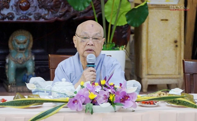 Ni trưởng Thích nữ Tịnh Nguyện phát biểu tại buổi họp