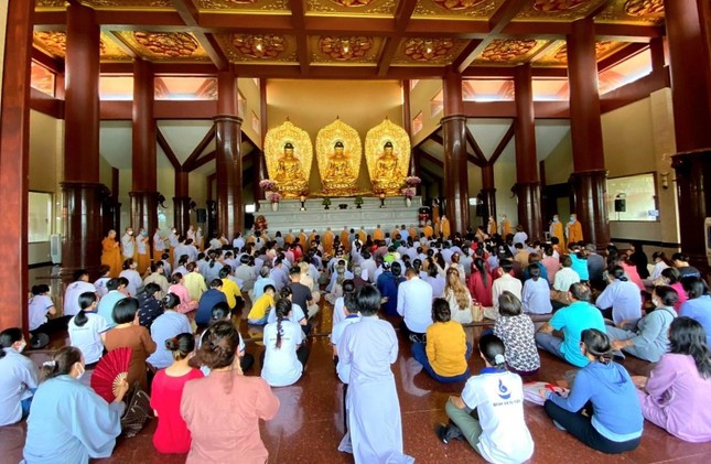 Đoàn chư Ni, Phật tử Quan Âm tu viện cúng dường tại chùa Thanh Tâm