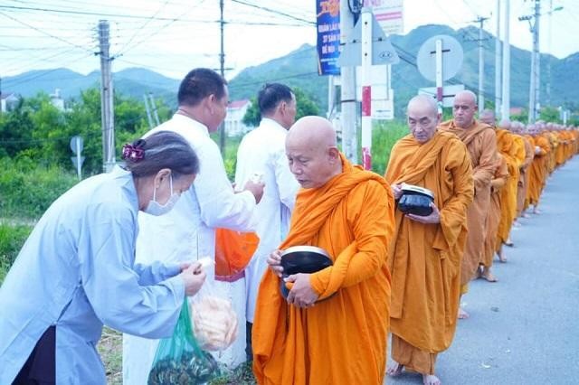 Phật tử cung kính cúng dường Phật tử cung kính cúng dường