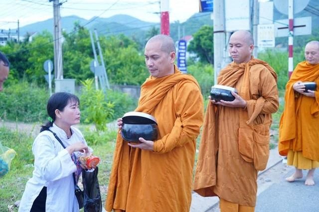 Pháp trì bình khất thực là truyền thống tốt đẹp được truyền thừa của chư Phật ba đời Pháp trì bình khất thực là truyền thống tốt đẹp được truyền thừa của chư Phật ba đời