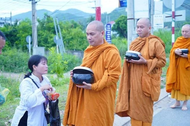 Pháp trì bình khất thực là truyền thống tốt đẹp được truyền thừa của chư Phật ba đời Pháp trì bình khất thực là truyền thống tốt đẹp được truyền thừa của chư Phật ba đời