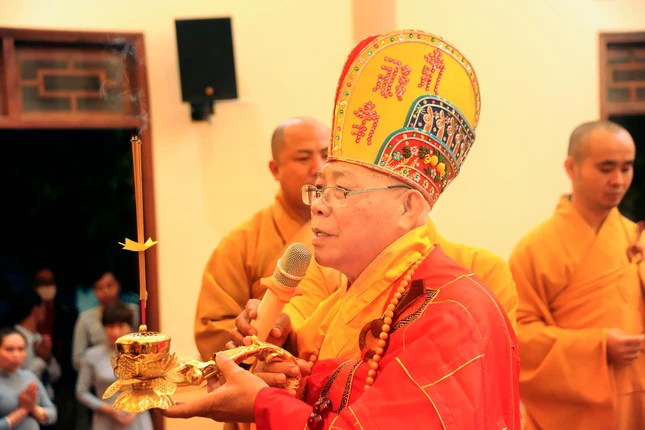 Hòa thượng Thích Quảng Xả niêm hương bạch Phật