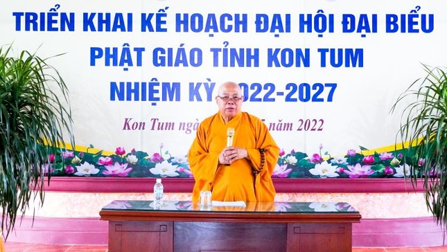 Hòa thượng Thích Quảng Xả chủ trì buổi họp