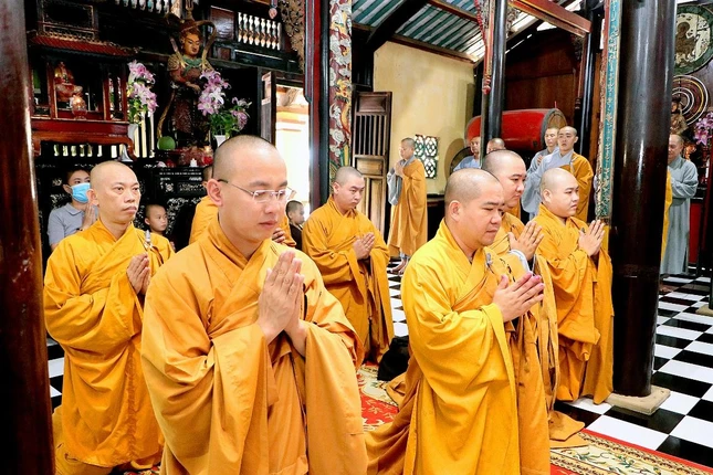 Đại đức Thích Thiện Thanh tác bạch cúng dường