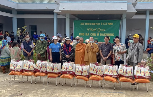 Đại diện đoàn từ thiện động viên bà con vượt qua khó khăn