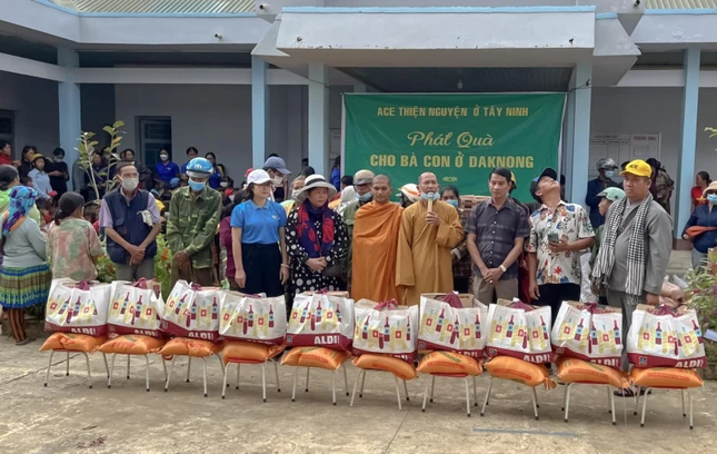 Đại diện đoàn từ thiện động viên bà con vượt qua khó khăn