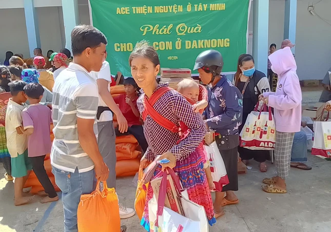 Bà con xã Đăk R’Măng nhận quà