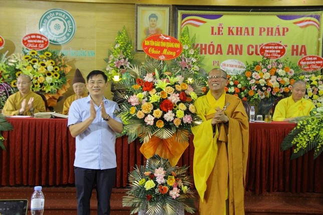 Lãnh đạo Ban Tôn giáo tỉnh tặng hoa chúc mừng