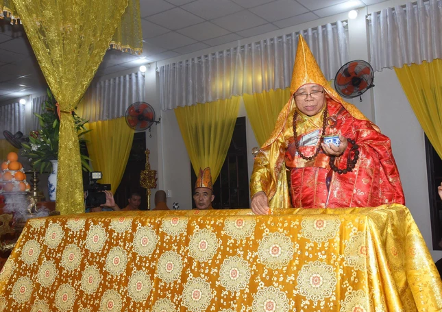 Hòa thượng Thích Quảng Xả sái tịnh kim quan