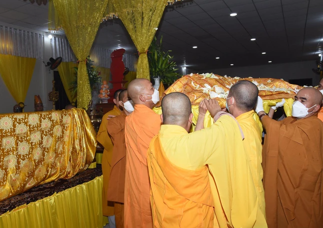 Đến Giác linh đường nhập kim quan