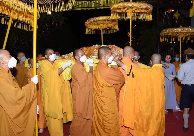 Môn đồ pháp quyến cung thỉnh nhục thân Trưởng lão Hòa thượng