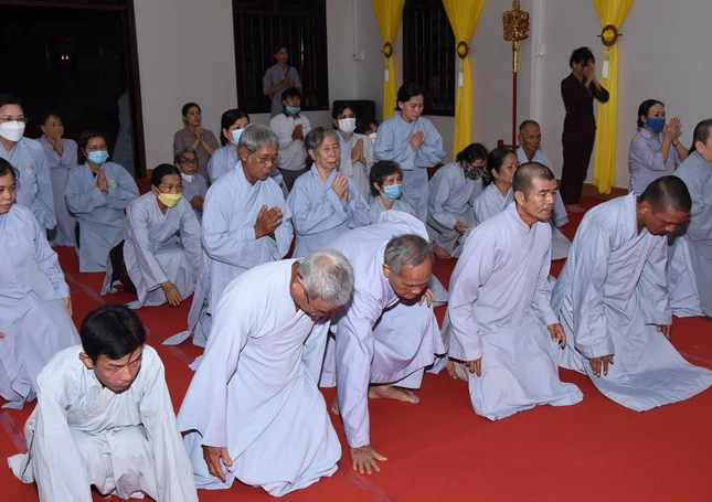 Phật tử đảnh lễ Giác linh Trưởng lão Hòa thượng