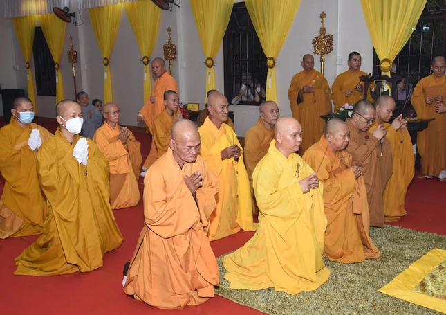 Môn đồ pháp quyến niêm hương tưởng niệm Giác linh ân sư