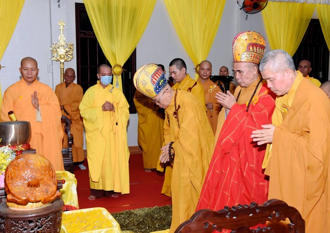 Chư tôn giáo phẩm cầu nguyện trước Giác linh đài Trưởng lão Hòa thượng tân viên tịch