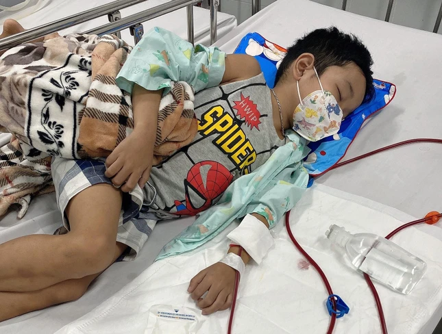 Cháu Nguyễn Ngọc Hữu Phúc, sinh năm 2011 bị bệnh suy thận