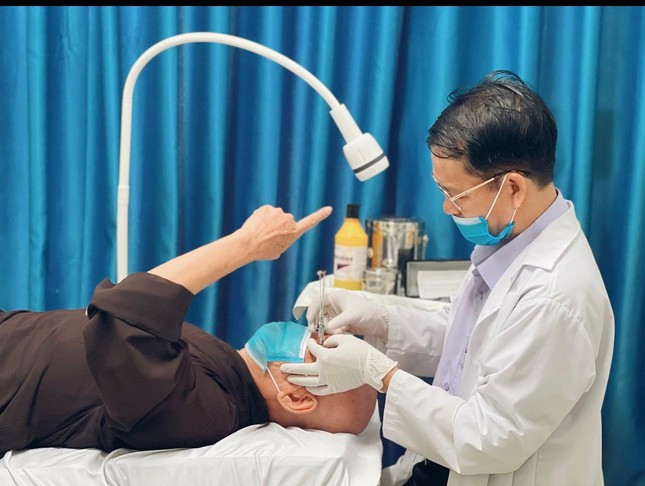 Bác sĩ đang khám mắt cho một vị hành giả Tăng