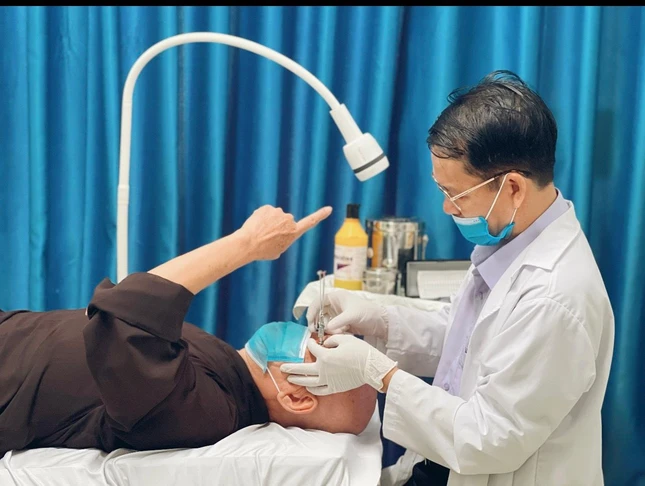 Bác sĩ đang khám mắt cho một vị hành giả Tăng