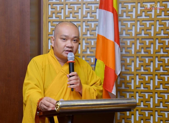 Thượng tọa Thích Trung Nguyện đã công bố quyết định tặng Bằng tuyên dương công đức