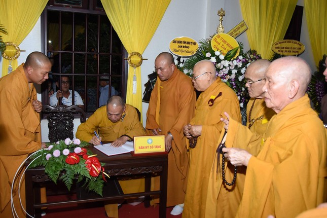 Hòa thượng Thích Thiện Pháp viếng sổ tang lưu niệm Hòa thượng Thích Thiện Pháp viếng sổ tang lưu niệm