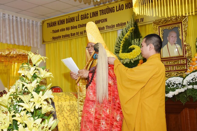 Hòa thượng Thích Quảng Xả cử hành nghi thức tuyên pháp ngữ, phất trần