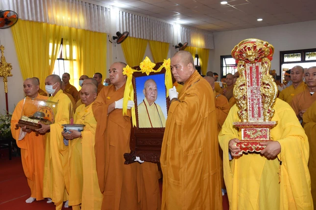 Cùng di ảnh cố Trưởng lão Hòa thượng đến nơi làm lễ nhập bảo tháp