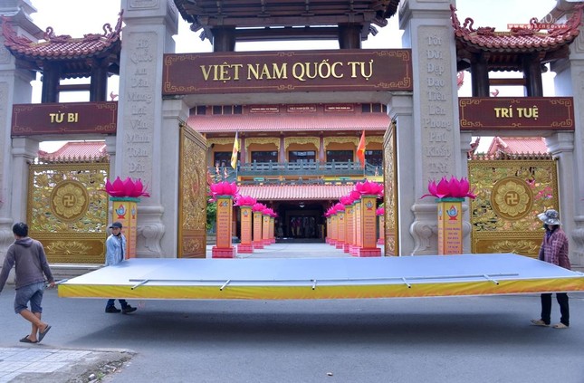 Một số công việc thiết trí chào mừng đang thực hiện tại Việt Nam Quốc Tự
