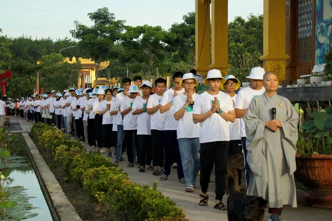 Thiền đi trong khuôn viên thiền viện