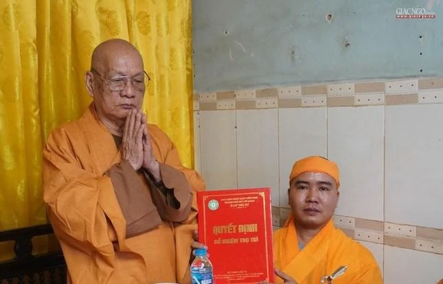 Hòa thượng Thích Thiện Tánh, Phó Chủ tịch Hội đồng Trị sự, Phó ban Trị sự GHPGVN TP.HCM trao quyết định bổ nhiệm trụ trì chùa Từ Minh đến Đại đức Thích Đồng Huệ