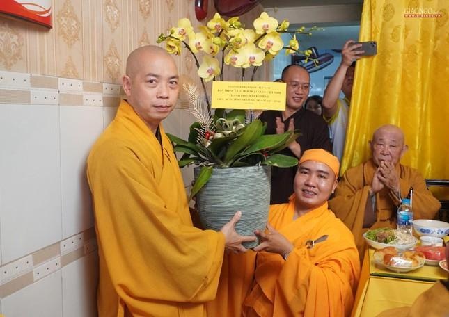 Thượng tọa Thích Quang Thạnh, Phó Thư ký kiêm Chánh Văn phòng Ban Trị sự GHPGVN TP.HCM trao lẵng hoa chúc mừng