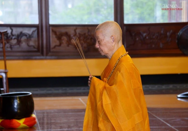 Tại chánh điện Việt Nam Quốc Tự, Trưởng lão Hòa thượng Quyền Pháp chủ GHPGVN, Trưởng ban Trị sự GHPGVN TP.HCM niêm hương bạch Phật