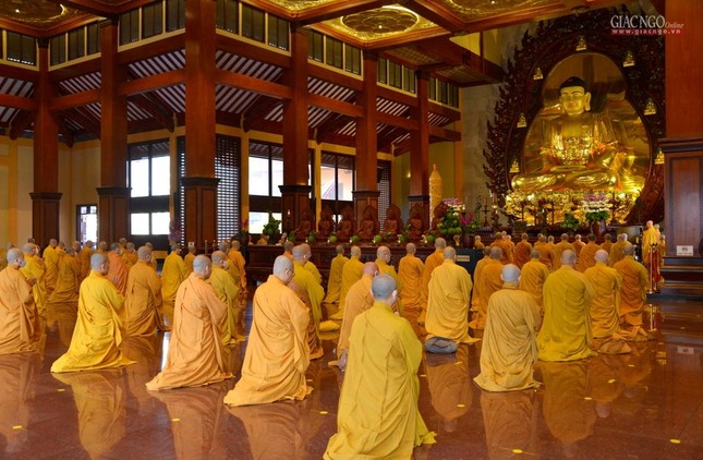 Bố-tát định kỳ của giới xuất gia nhằm nuôi lớn các thiện pháp, giới thân huệ mạng, hầu duy trì và phát triển Tăng đoàn trong tinh thần hòa hợp, thanh tịnh