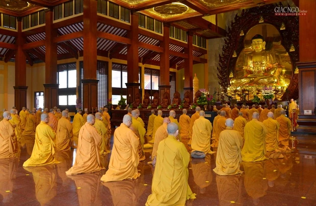 Bố-tát định kỳ của giới xuất gia nhằm nuôi lớn các thiện pháp, giới thân huệ mạng, hầu duy trì và phát triển Tăng đoàn trong tinh thần hòa hợp, thanh tịnh